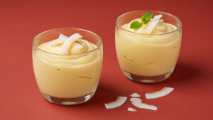 Manga batida com iogurte, leve e nutritiva, ideal para sobremesa ou café da manhã