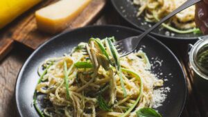 Tirinhas verdes que viram um prato leve, colorido e cheio de frescor