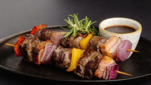 Churrasco turbinado: espetinho misto para impressionar a família e amigos