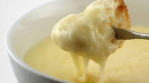 O Mergulho Cremoso Que Une Amigos e Queijos Numa Só Panela Fondue de Queijo