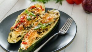 Fricassê cremoso: abobrinha recheada com frango para um almoço delicioso