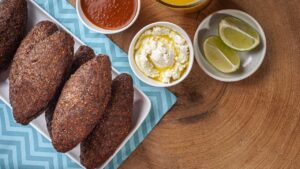 Quibes dourados que chegam crocantes por fora e macios por dentro, cheios de tempero árabe