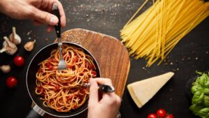 Depois que aprendi esse macarrão de uma panela, nunca mais sujei a cozinha inteira!