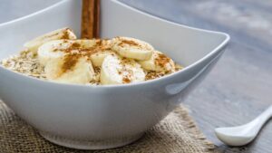 Aveia cremosa que se mistura à doçura da banana quente e cria um café da manhã acolhedor