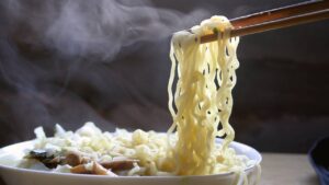 Estes noodles ficam tão envolventes no sabor que você vai querer descobrir o toque secreto