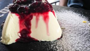 A sobremesa que não precisa se explicar basta o brilho no prato