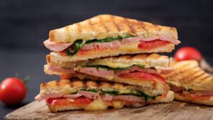 Este panini ganha uma crosta tão dourada que você vai querer descobrir como conseguir igual