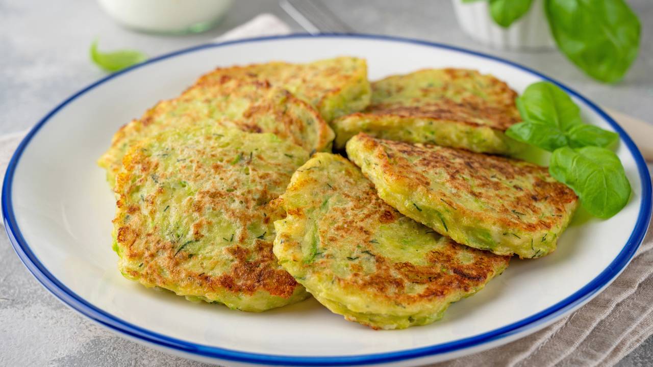 panqueca de abobrinha com queijo alho e ervas 1761220603778 Creditos depositphotos.com Irina2511