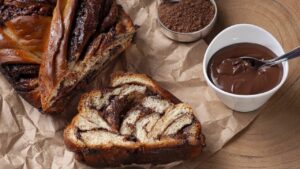 Brioche macio com recheio cremoso de avelã, ideal para cafés especiais e sobremesas