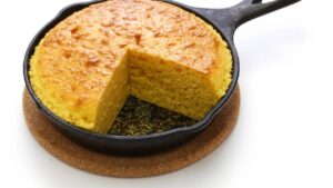 O pão que pula da frigideira direto para o café da manhã