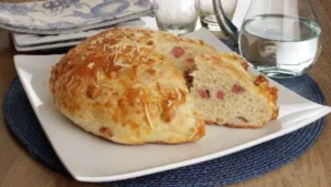 Pão de parmesão e linguiça: um carinho em forma de receita
