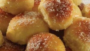 Pãozinho de leite condensado que sai do forno macio, dourado e com perfume doce impossível de ignorar