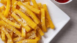 Uma polenta tão leve por fora e macia por dentro que dá vontade de aplaudir!