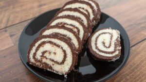 Uma sobremesa enrolada, perfumada e cheia de contraste que conquista no primeiro olhar