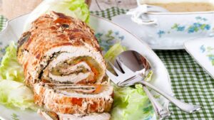 Camadas enroladas com cuidado, sabores que se abraçam e um dourado que encanta