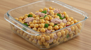 Depois que aprendi essa salada de grão-de-bico com atum, nunca mais fiquei sem almoço leve!