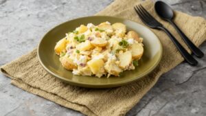 Uma tigela cheia de batatas macias envolvidas em um molho que abraça cada pedacinho