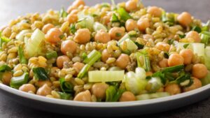 Rica em proteínas, refrescante e ideal para acompanhar carnes ou servir como refeição leve