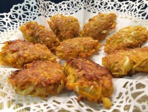 Esses Bolinhos de Repolho Ficam Tão Crocantes Que Todo Mundo Vai Pedir a Receita