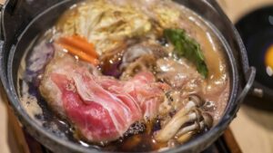 Esse sukiyaki é tão saboroso que parece um abraço servido em tigela!