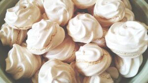 Brancos, delicados e macios como pequenas nuvens que decidiram virar sobremesa