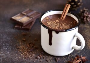 Chocolate quente cremoso ganha toque especial com paçoca: receita imperdível