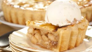 Torta assada com maçãs macias e especiarias, servida com sorvete para contraste perfeito