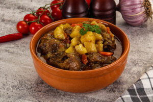 A receita caipira que faz a mandioca virar cama macia para a carne