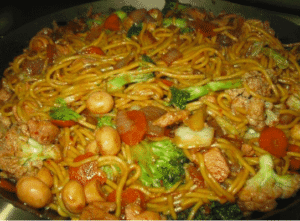 Um yakisoba tão delicioso e prático que virou estrela da janta da semana!