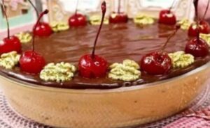 Torta Cremosa de Amendoim com Ganache e Cerejas