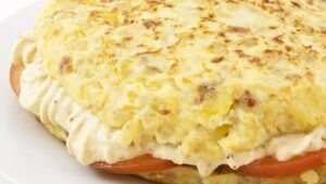 Quando a frigideira esquenta, o omelete cresce, abre, fecha e o recheio vira espetáculo