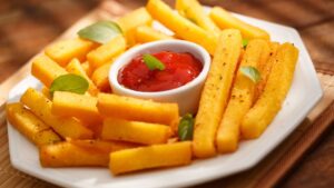 Torradinhas de polenta que derretem por dentro e fazem companhia perfeita pra qualquer prato