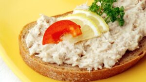 Este patê de atum cremoso revela um equilíbrio tão suave de temperos que intriga na primeira prova
