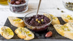 A cremosidade deste patê de azeitona aparece de um jeito inesperado graças a um truque simples