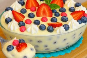 Travessa Gelada de Leite Ninho com Frutas Vermelhas Irresistível: Quando Faço Essa Travessa Gelada de Leite Ninho com Frutas Vermelhas Não Sobra Nada