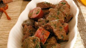 Acém com linguiça: receita fácil na panela de pressão para um almoço rápido