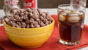 Amendoim doce crocante, dourado, viciante — perfeito para beliscar sem perceber o fim do pote