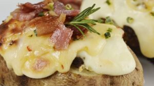 Batata recheada cremosa, ideal para servir como prato principal ou acompanhamento