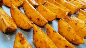 Batatas temperadas e assadas lentamente até atingir ponto crocante e sabor profundo