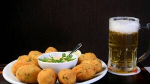 Bolinho fake crocante preparado com ingredientes simples que recriam o sabor tradicional do bacalhau