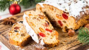 Frutas embebidas, massa dourada e aquele toque festivo que faz o bolo parecer presente embrulhado