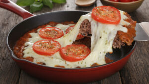 carne moida na panela, cobertura cremosa de mussarela e tomate dando cor e vida