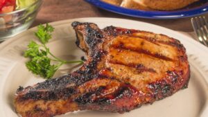 A chuleta que estala na grelha e conquista no primeiro cheiro