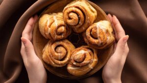 Uma massa fofinha enrolada com açúcar e canela que sai do forno espalhando perfume pela casa inteira