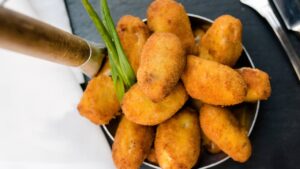 Croquetes preparados com peixe desfiado, temperos e empanamento crocante, ideais para entradas e petiscos