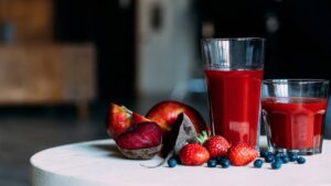 Um detox vibrante que mistura a doçura da maçã, o frescor do morango e a força da beterraba