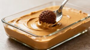 A cada mexida, o sabor cresce — e o doce ganha aquela textura que dá vontade de esconder do mundo