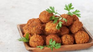 Falafel dourado, cheio de ervas e emoção, perfeito pra acompanhar pão, salada ou pura curiosidade