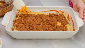 Uma travessa quente que chega à mesa e faz todo mundo puxar a cadeira mais rápido