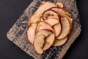 Maçã fatiada e desidratada até ficar leve e perfeita para lanches, saladas ou granolas